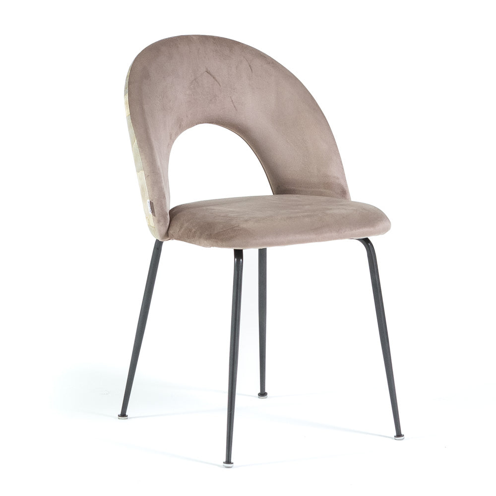 Margot – sedia in velluto con schienale decorato