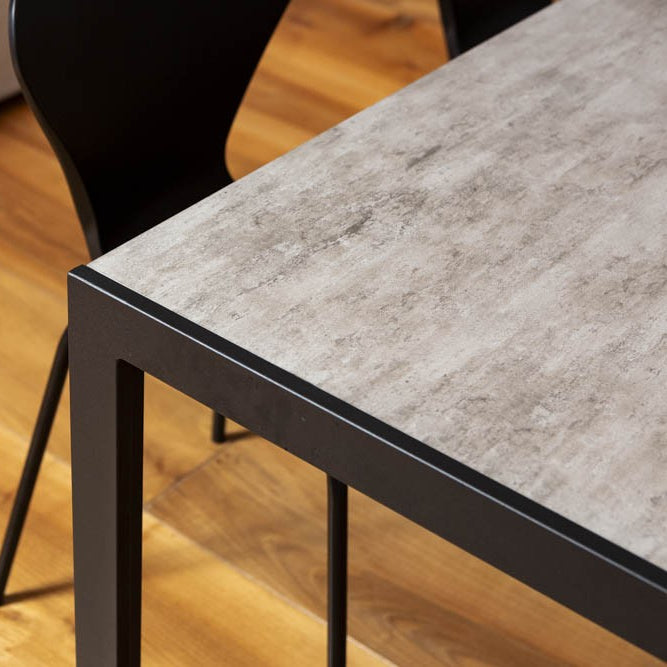 Milo – tavolo in alluminio con piano in vetro decorato