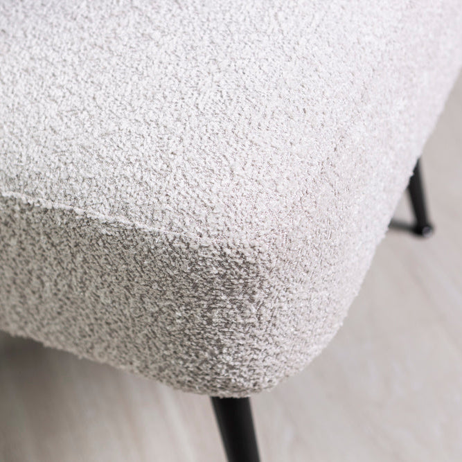 Irene – poltrona in tessuto bouclé con struttura a molle