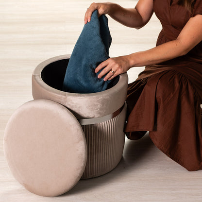 Yuma – pouf contenitore in velluto a coste con dettaglio metallico
