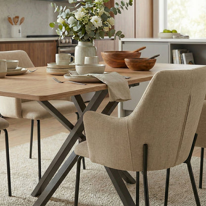 Rachele – Poltroncina in tessuto con gambe in metallo