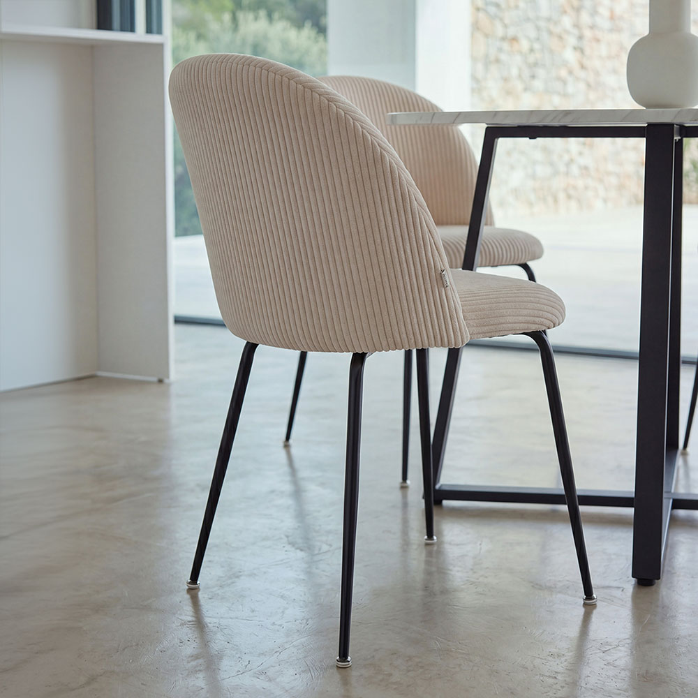 Sara – sedia in velluto a coste larghe con gambe in metallo