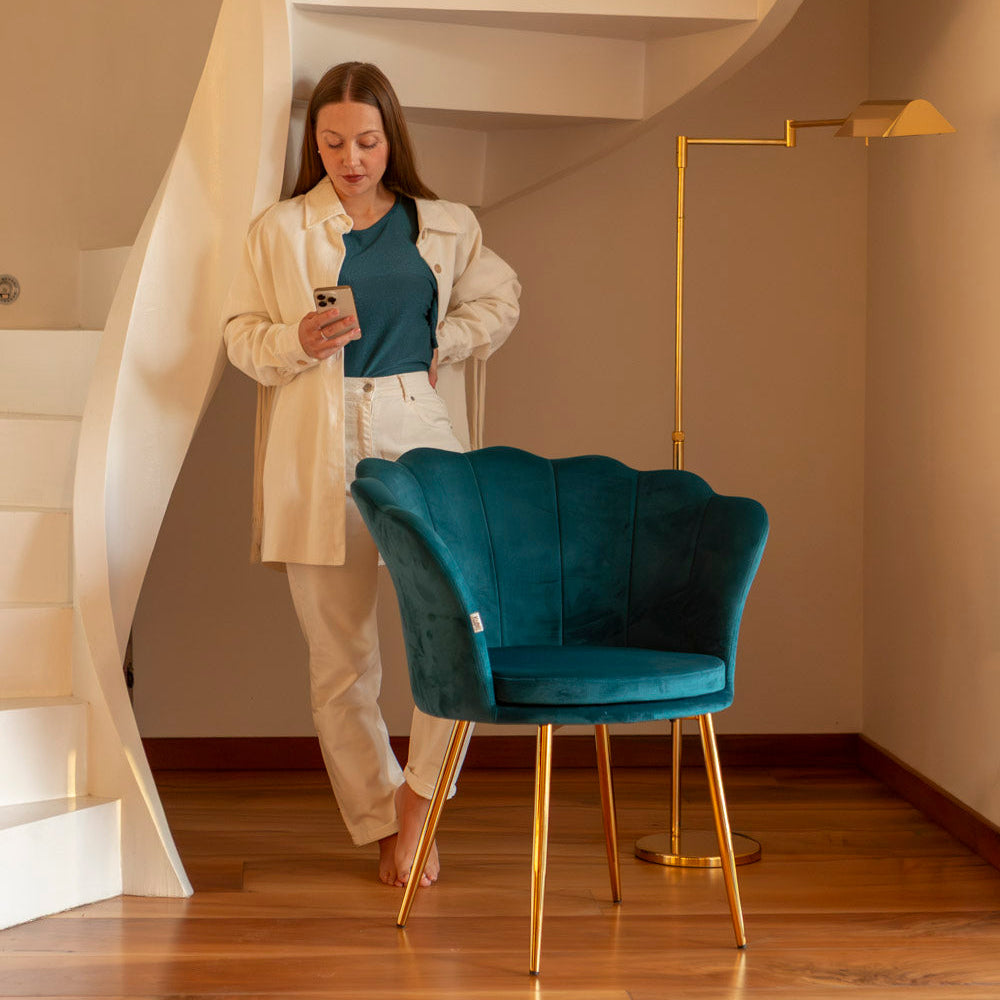 Shelly – Poltroncina design petali in velluto con gambe in metallo