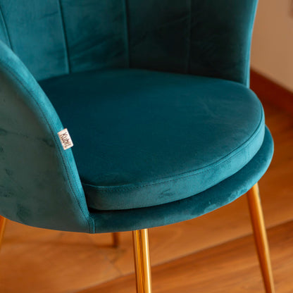 Shelly – Poltroncina design petali in velluto con gambe in metallo