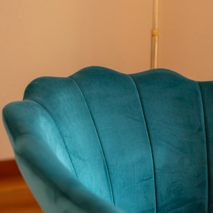 Shelly – Poltroncina design petali in velluto con gambe in metallo